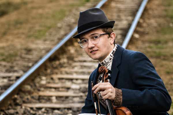 Talentovaný Vratko z R. Soboty študuje nanotechnológie v Brne. Folklór a husle zostávajú jeho srdcovkou