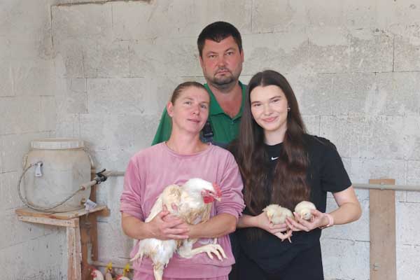 Rodinná farma Ďurove v Hrnčiarskych Zalužanoch stavia na poctivosti. Čerstvé brojlery ponúka priamo z vlastného chovu