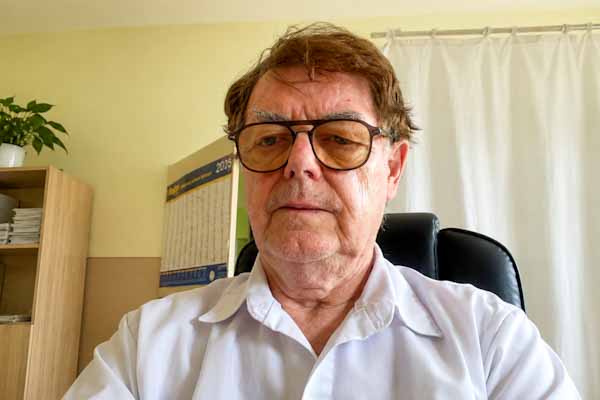 Lekár Lebeda z Hnúšte oslávil osemdesiatku. Naďalej ordinuje a chystá vydanie románu
