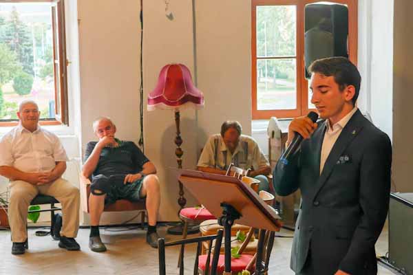 V R. Sobote si pripomenuli obete holokaustu. Šesť prázdnych stoličiek symbolizovalo nevinné ľudské osudy