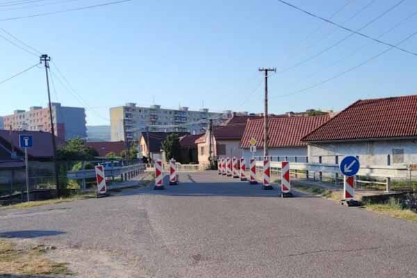 Most na Ulici Francisciho v Hnúšti je v havarijnom stave. Mesto obmedzilo dopravu a pripravuje jeho rekonštrukciu