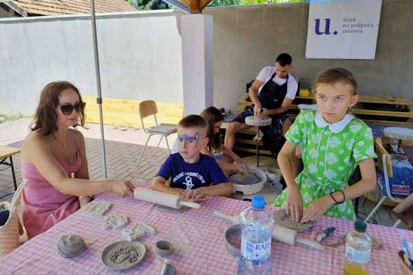 Keramika má v Haliči svoje miesto, tvorivé dielničky počas slávností prilákali deti i rodičov