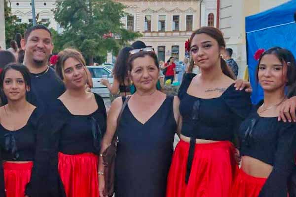 Rómska hudba, spev a tanec prilákali na námestie stovky ľudí. Festival v R. Sobote trval viac ako päť hodín + foto