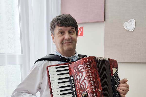 Matucha obhájil post riaditeľa v tisovskej ZUŠ-ke. Deti chce prilákať k elektrickej gitare, base i  školskému orchestru