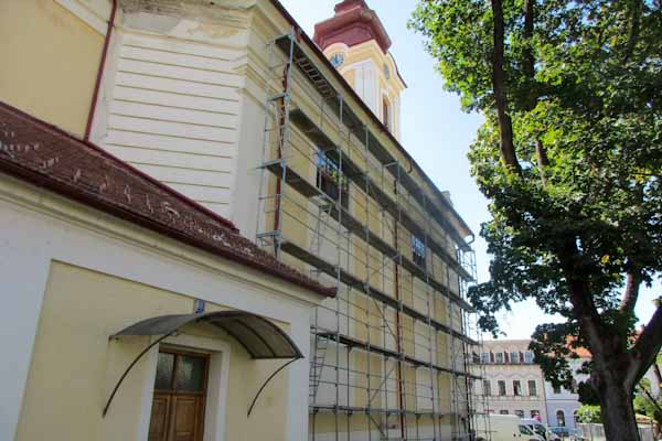 Rimavskosobotský kostol čaká veľká obnova. Lešenie už pribúda, reštaurovať budú aj historické fresky