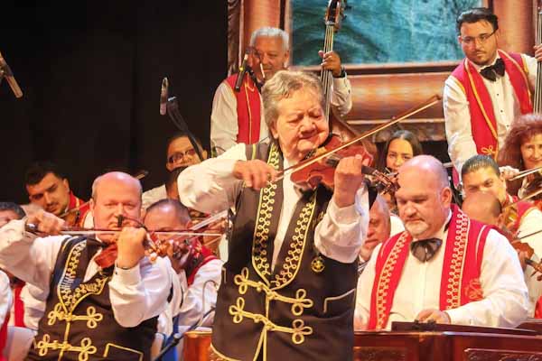 Svetoznámy cigánsky orchester si do Rim. Soboty prišlo vypočuť približne dvetisíc ľudí. Amfiteátrom sa niesol zvuk huslí, kontrabasov a netradične aj cimbalov