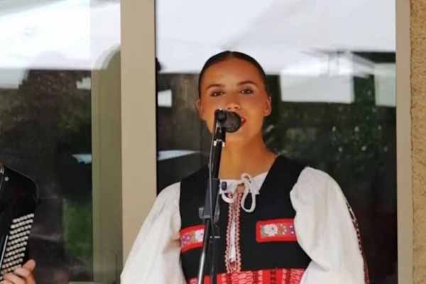 Folklór má svoje veľké čaro, vraví talentovaná Hanka Kubaliaková.  Túži sa zlepšovať, z poltárskeho súboru zamierila do detvianskeho